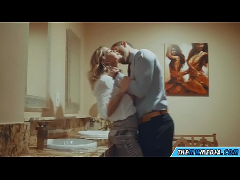❤️ Quando uma loira peituda o seduz numa casa de banho pública ☑ Porno fb em nós ☑